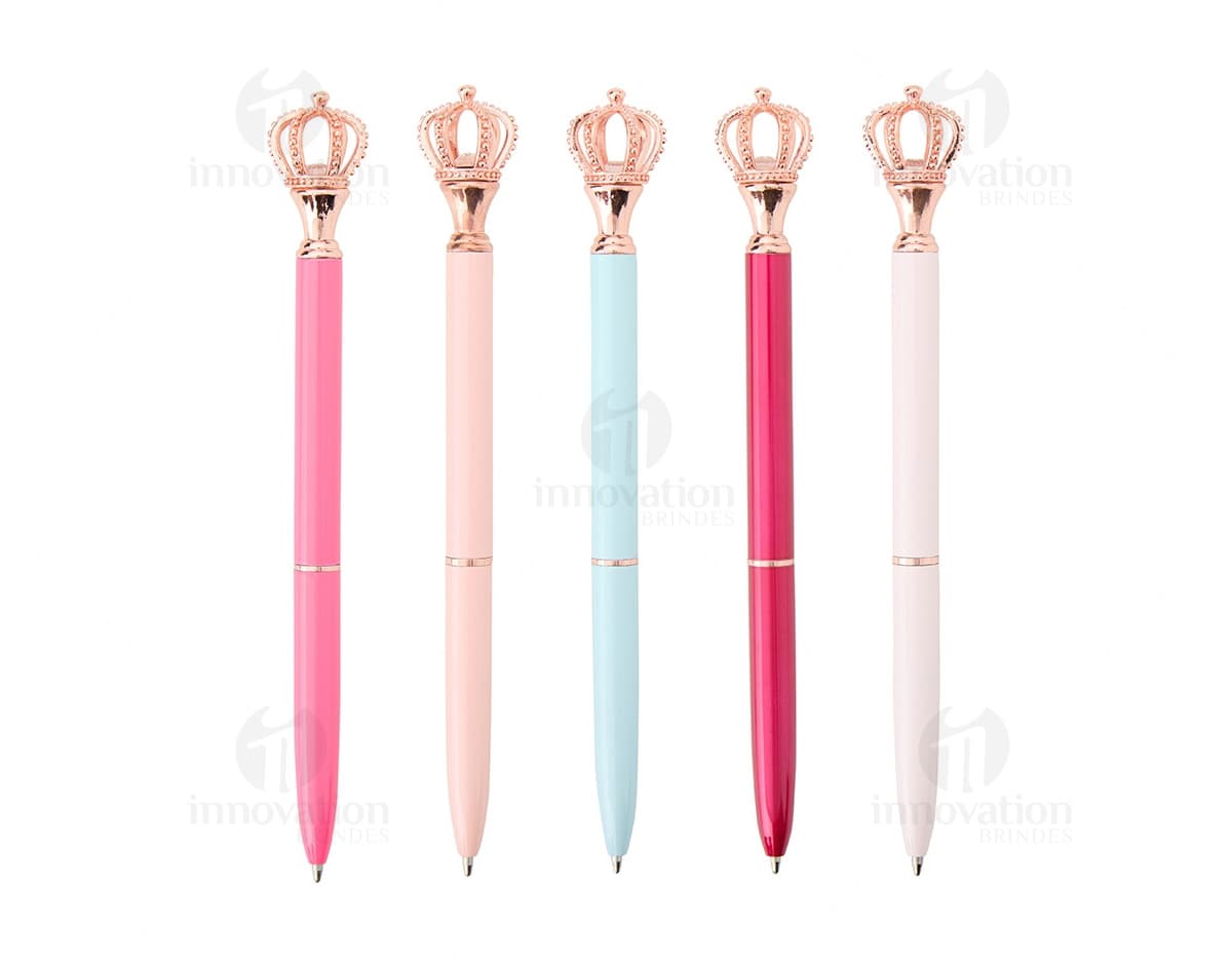 Caneta metal coroa de cor prateada, com design elegante e detalhes em relevo.