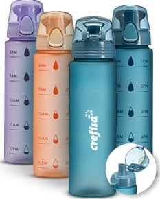 Garrafa plástica de 700ml na cor branca, com tampa rosqueável e detalhes em azul.