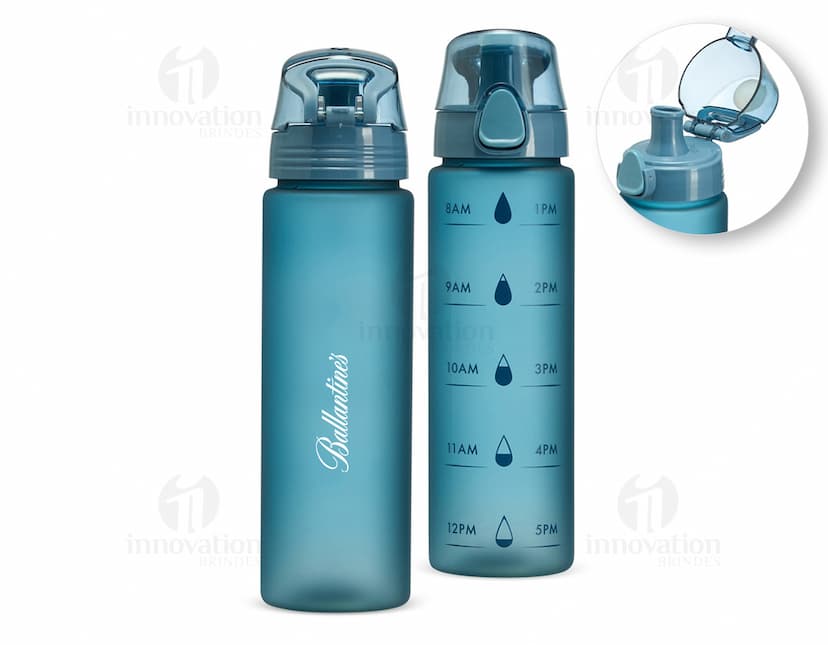 Garrafa plástica de 700ml na cor branca, com tampa rosqueável e detalhes em azul.
