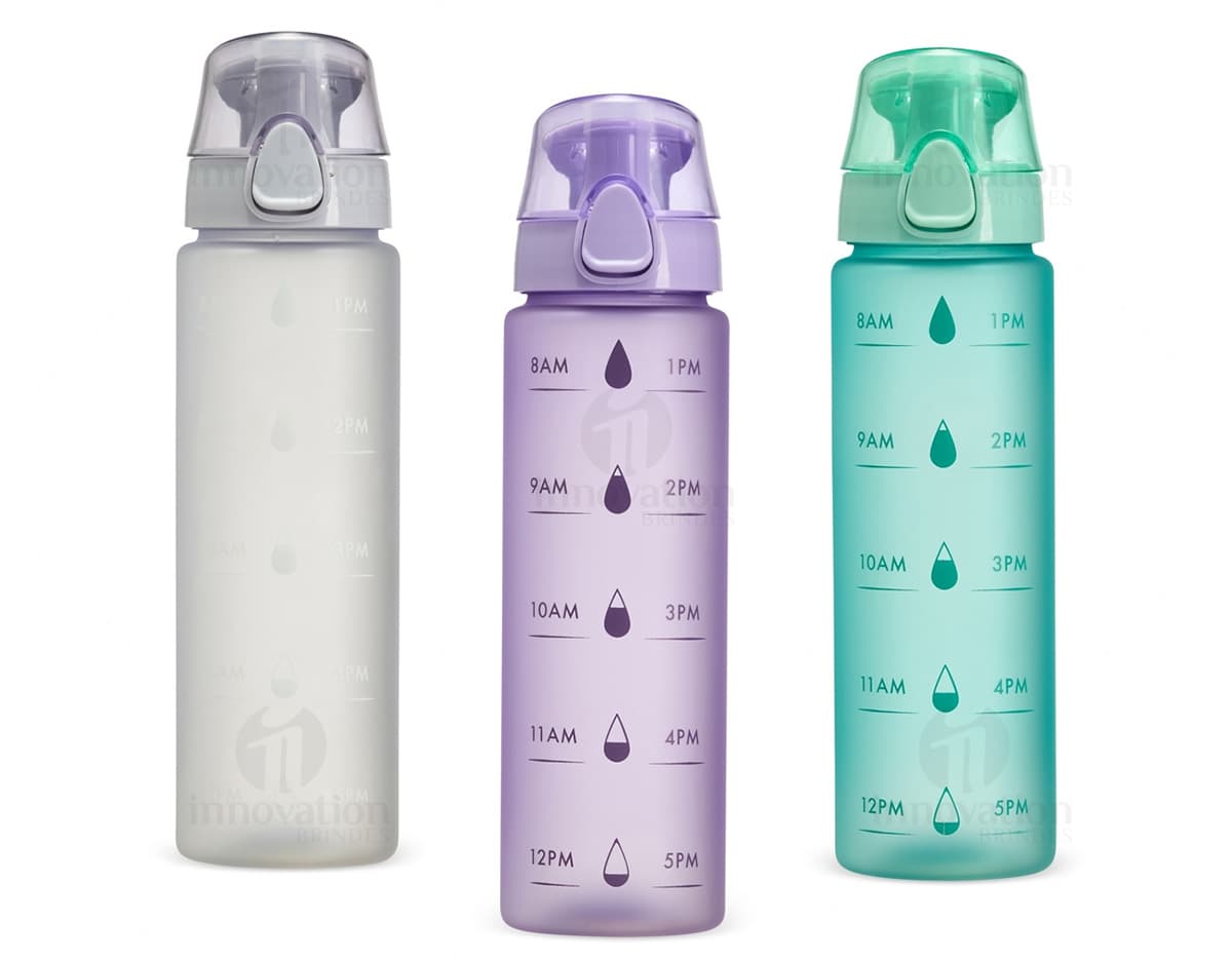 Garrafa plástica de 700ml na cor branca, com tampa rosqueável e detalhes em azul.