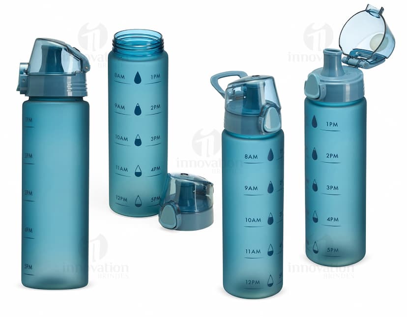 Garrafa plástica de 700ml na cor branca, com tampa rosqueável e detalhes em azul.