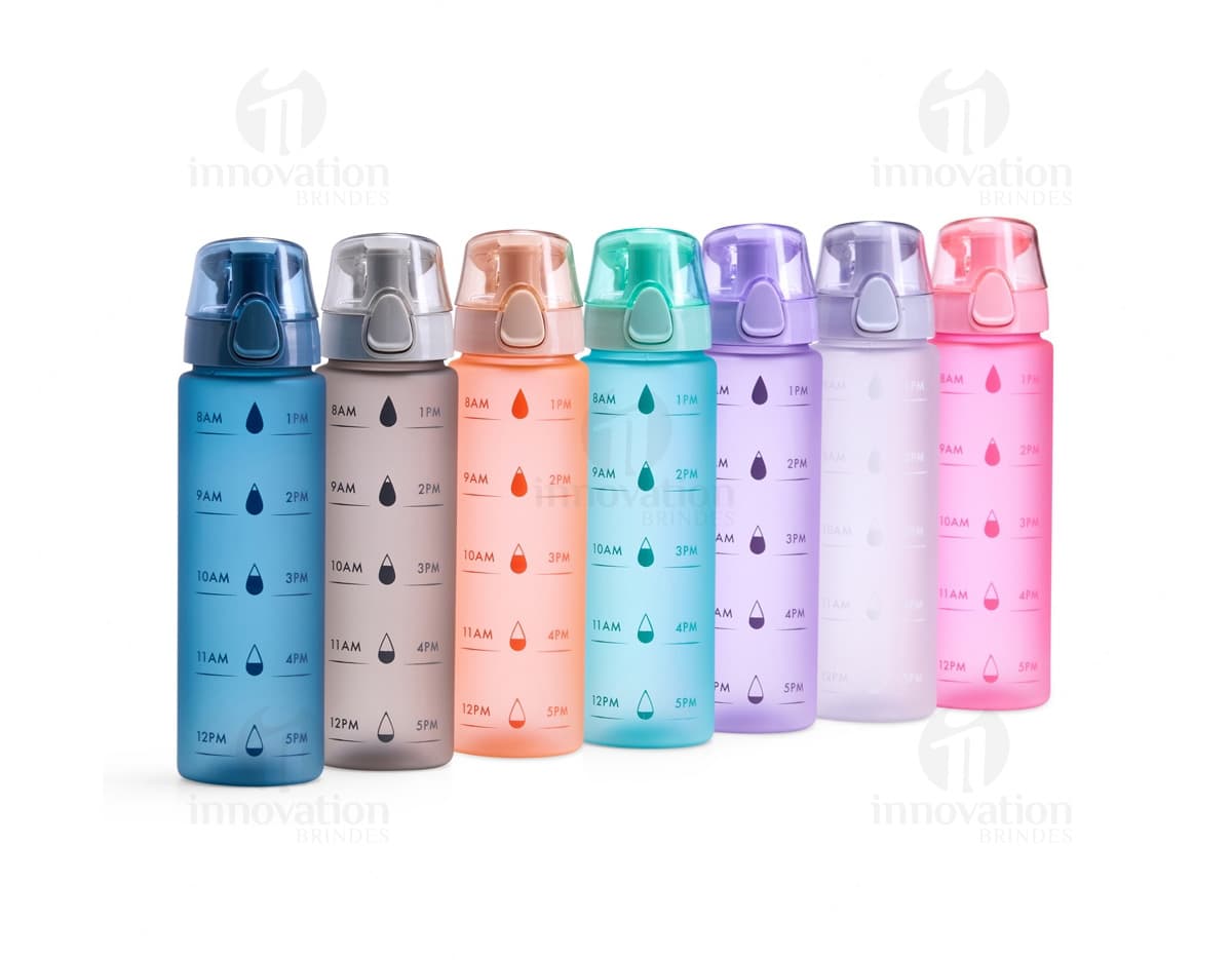 Garrafa plástica de 700ml na cor branca, com tampa rosqueável e detalhes em azul.