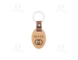Foto de un llavero hecho de madera, con diseño elegante y acabado rústico.
