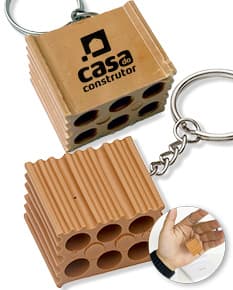 Chaveiro em formato de tijolo em cor vermelha.