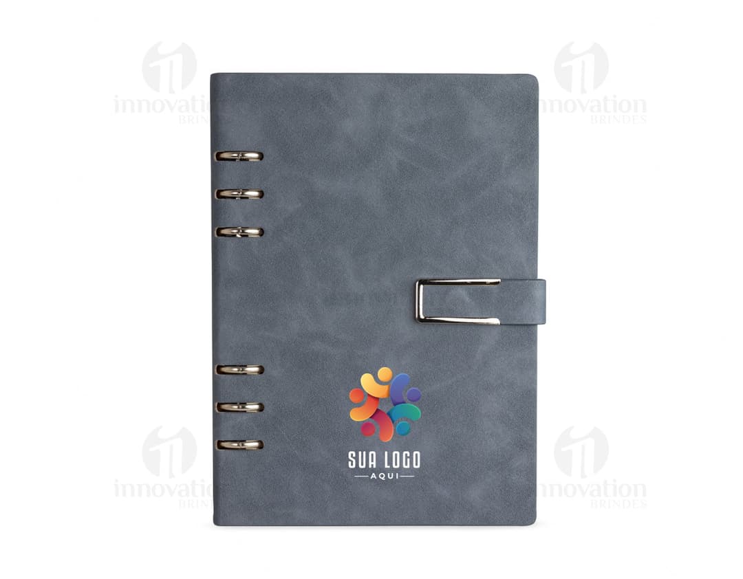 Caderno Fichário PU em cor preta, com fecho magnético e ferragem prateada.