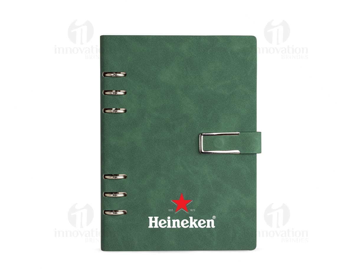 Caderno Fichário PU em cor preta, com fecho magnético e ferragem prateada.