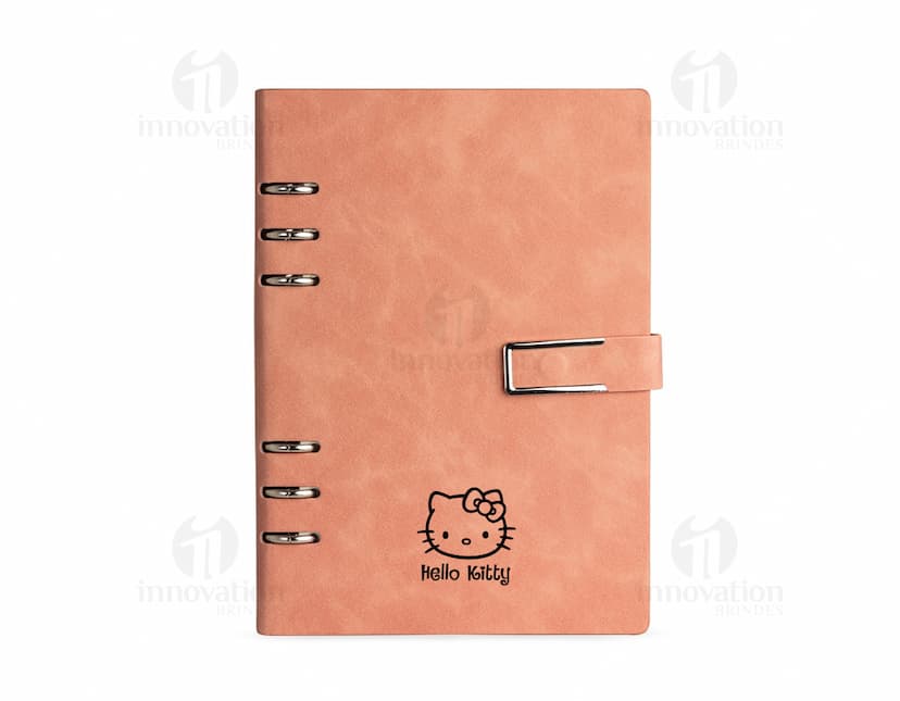 Caderno Fichário PU em cor preta, com fecho magnético e ferragem prateada.