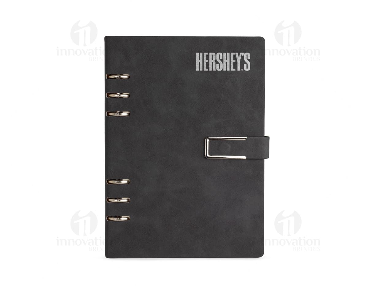 Caderno Fichário PU em cor preta, com fecho magnético e ferragem prateada.