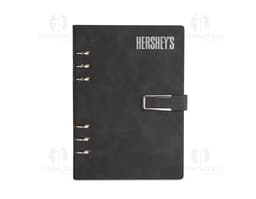 Caderno Fichário PU em cor preta, com fecho magnético e ferragem prateada.