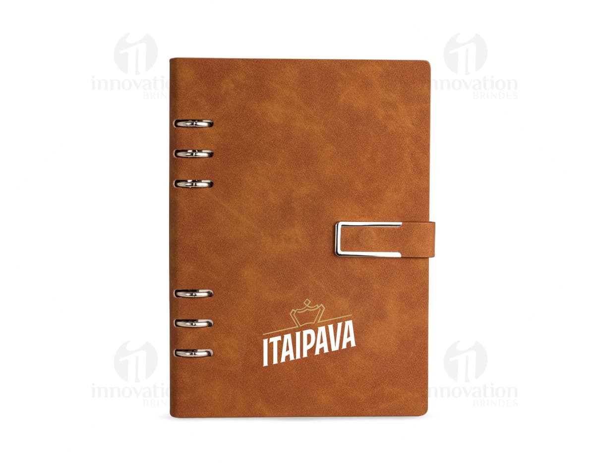 Caderno Fichário PU em cor preta, com fecho magnético e ferragem prateada.