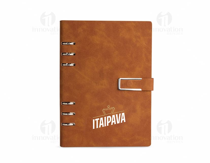 Caderno Fichário PU em cor preta, com fecho magnético e ferragem prateada.