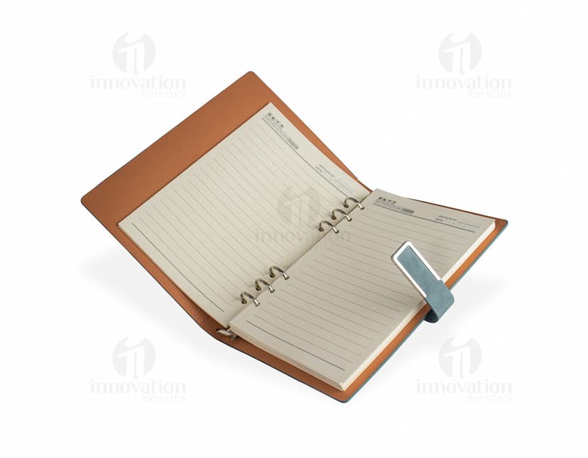 Caderno Fichário PU em cor preta, com fecho magnético e ferragem prateada.