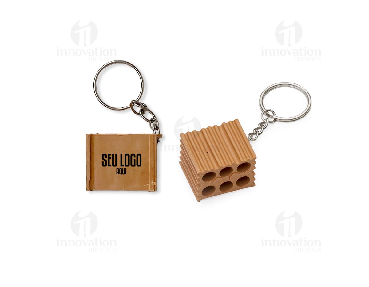 Chaveiro em formato de tijolo com cor vermelha e detalhes de textura, em fundo branco.