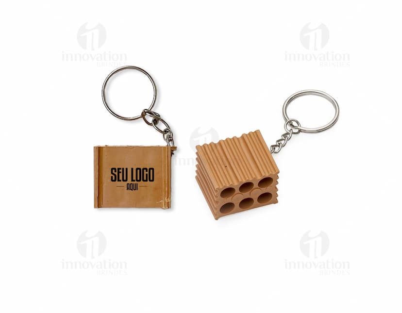 Chaveiro em formato de tijolo com cor vermelha e detalhes de textura, em fundo branco.