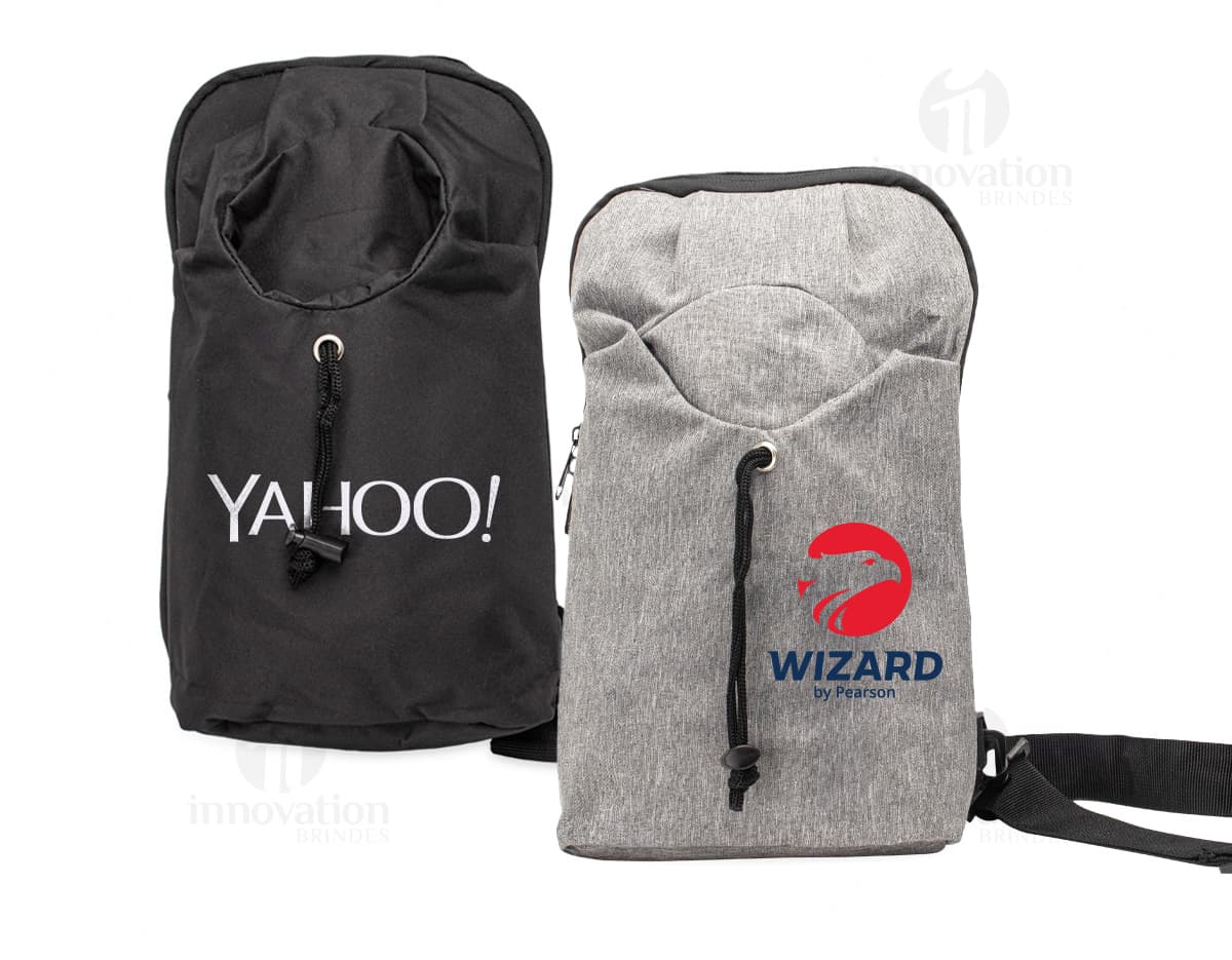 Mochila de Ombro 6 Litros na cor preta, com alças ajustáveis e bolso frontal com zíper.