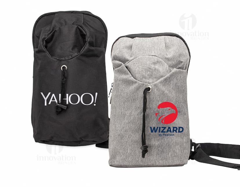 Mochila de Ombro 6 Litros na cor preta, com alças ajustáveis e bolso frontal com zíper.