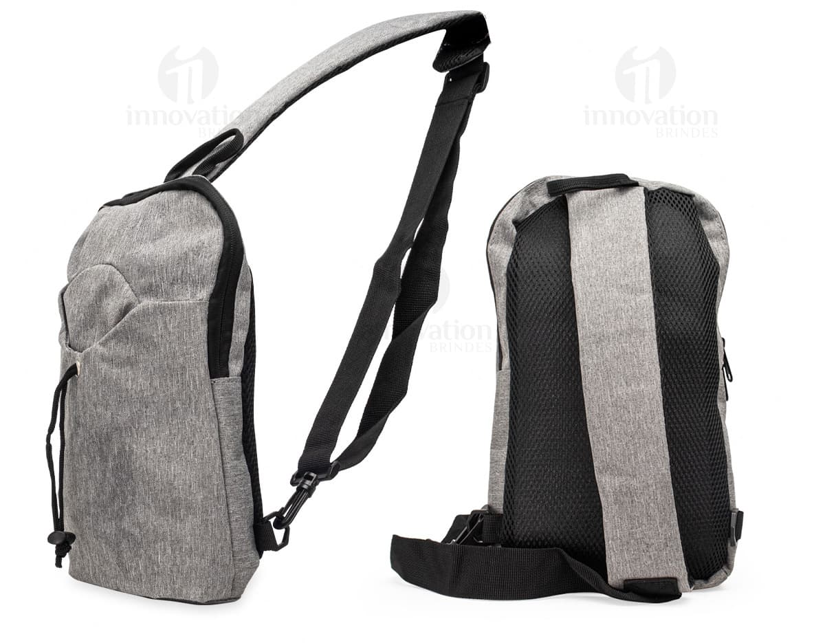 Mochila de Ombro 6 Litros na cor preta, com alças ajustáveis e bolso frontal com zíper.