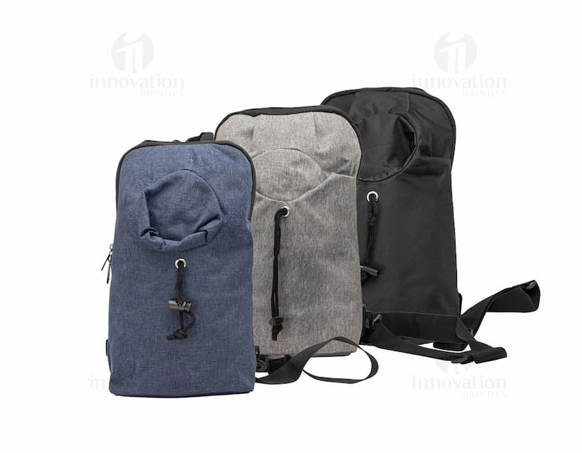 Mochila de Ombro 6 Litros na cor preta, com alças ajustáveis e bolso frontal com zíper.