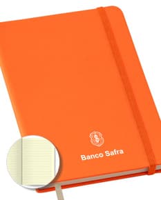 Caderneta Moleskine com pauta na cor preta, com elástico para fechamento e fita marcadora vermelha. Páginas em papel pautado e capa em material resistente.