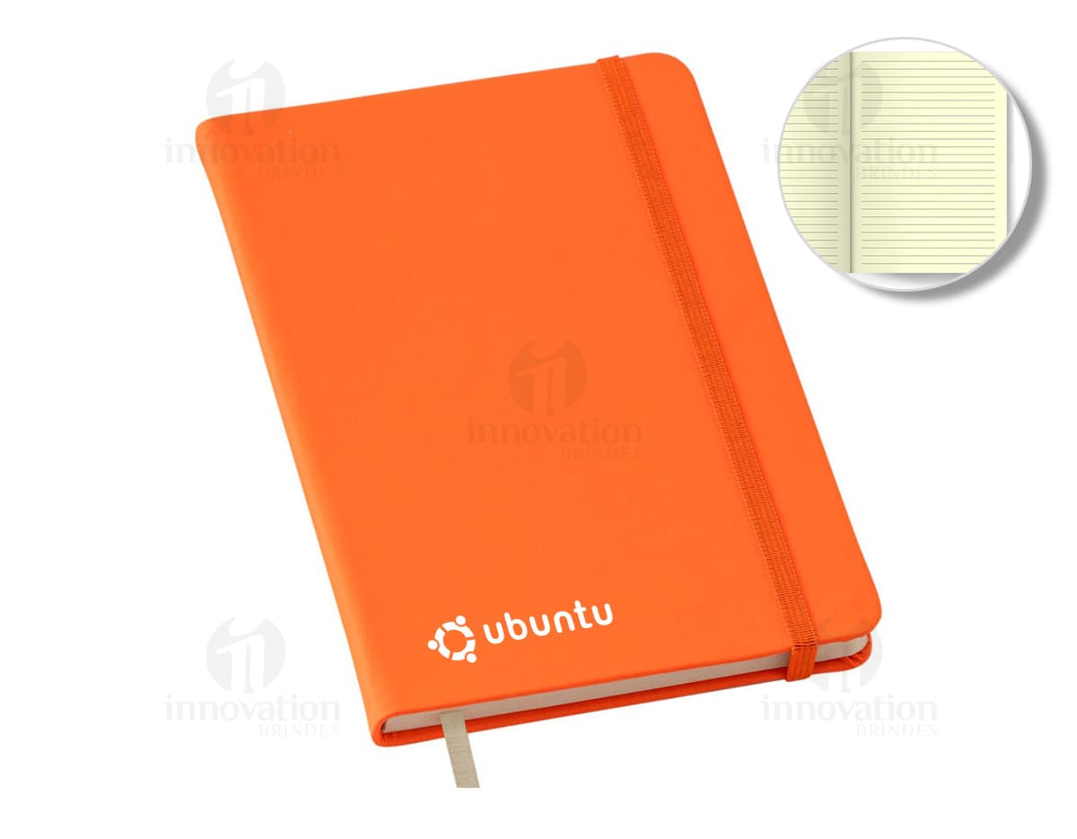 Caderneta Moleskine com pauta na cor preta, com elástico para fechamento e fita marcadora vermelha. Páginas em papel pautado e capa em material resistente.