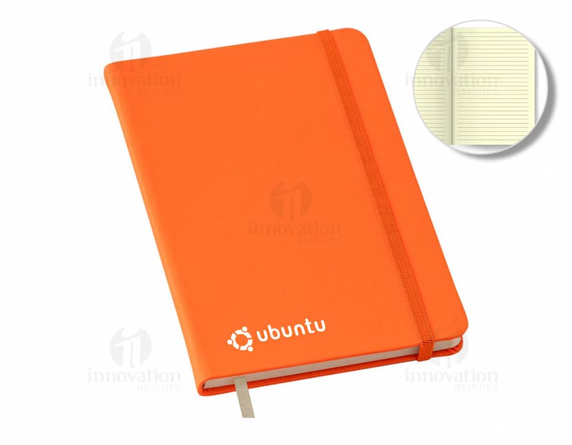 Caderneta Moleskine com pauta na cor preta, com elástico para fechamento e fita marcadora vermelha. Páginas em papel pautado e capa em material resistente.
