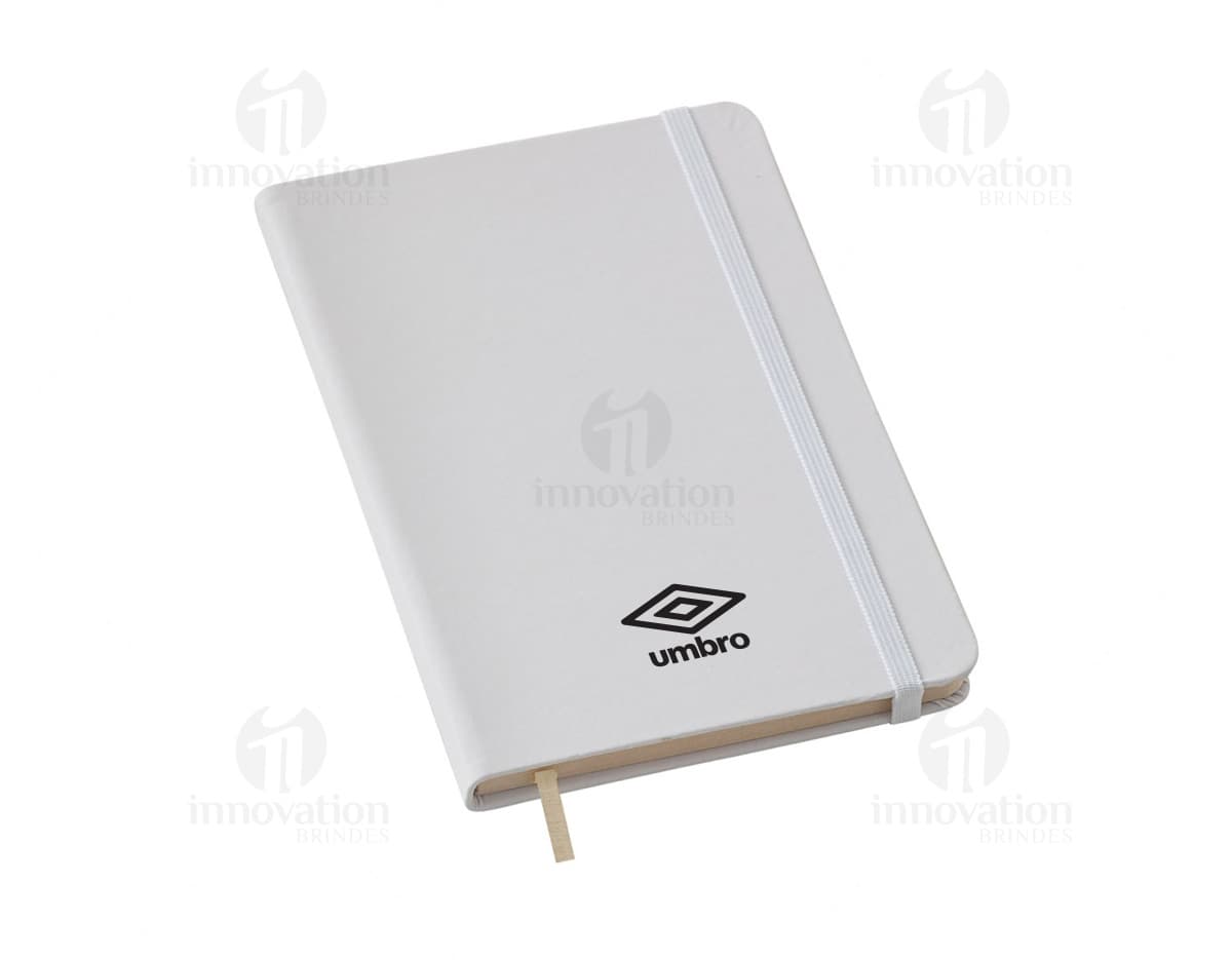 Caderneta Moleskine com pauta na cor preta, com elástico para fechamento e fita marcadora vermelha. Páginas em papel pautado e capa em material resistente.