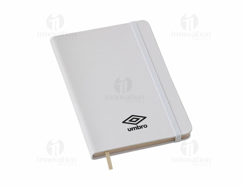 Caderneta Moleskine com pauta na cor preta, com elástico para fechamento e fita marcadora vermelha. Páginas em papel pautado e capa em material resistente.