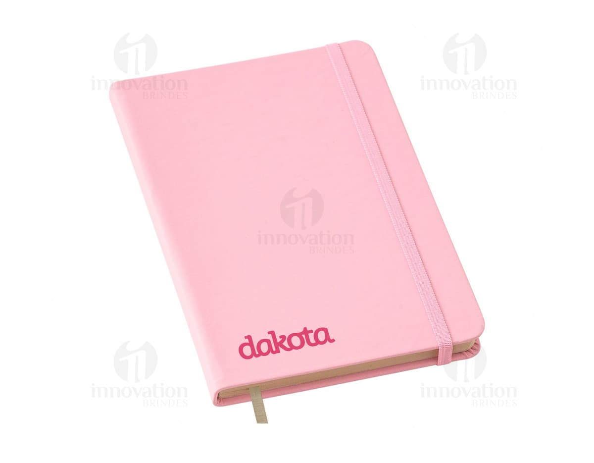 Caderneta Moleskine com pauta na cor preta, com elástico para fechamento e fita marcadora vermelha. Páginas em papel pautado e capa em material resistente.