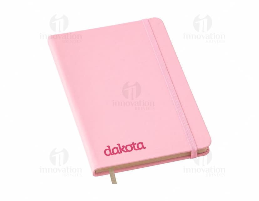 Caderneta Moleskine com pauta na cor preta, com elástico para fechamento e fita marcadora vermelha. Páginas em papel pautado e capa em material resistente.