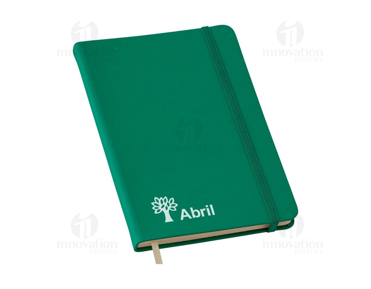 Caderneta Moleskine com pauta na cor preta, com elástico para fechamento e fita marcadora vermelha. Páginas em papel pautado e capa em material resistente.