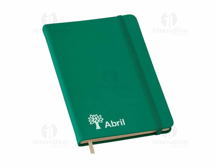 Caderneta Moleskine com pauta na cor preta, com elástico para fechamento e fita marcadora vermelha. Páginas em papel pautado e capa em material resistente.