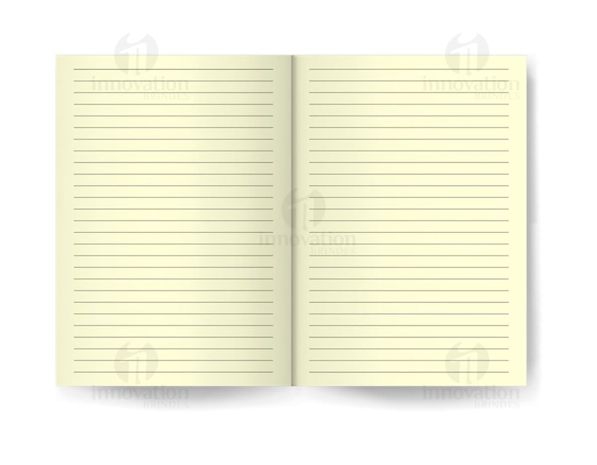 Caderneta Moleskine com pauta na cor preta, com elástico para fechamento e fita marcadora vermelha. Páginas em papel pautado e capa em material resistente.