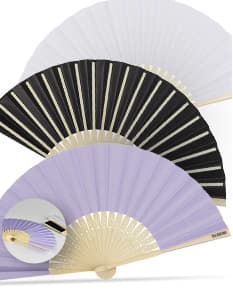 Leque de papel branco com detalhes em dourado e bordas rendadas.