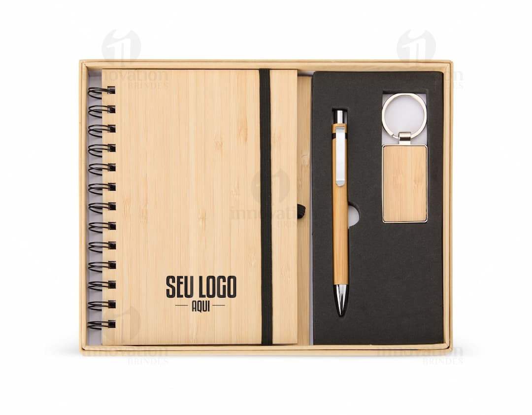Kit Executivo Ecológico 3 Peças em tons de marrom e preto, composto por uma agenda, uma caneta e um porta-cartões.