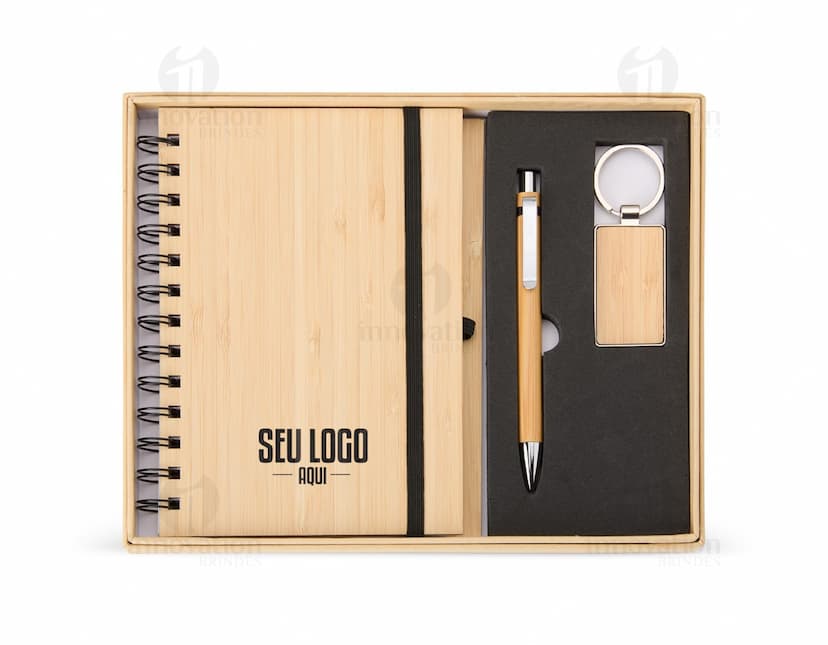 Kit Executivo Ecológico 3 Peças em tons de marrom e preto, composto por uma agenda, uma caneta e um porta-cartões.