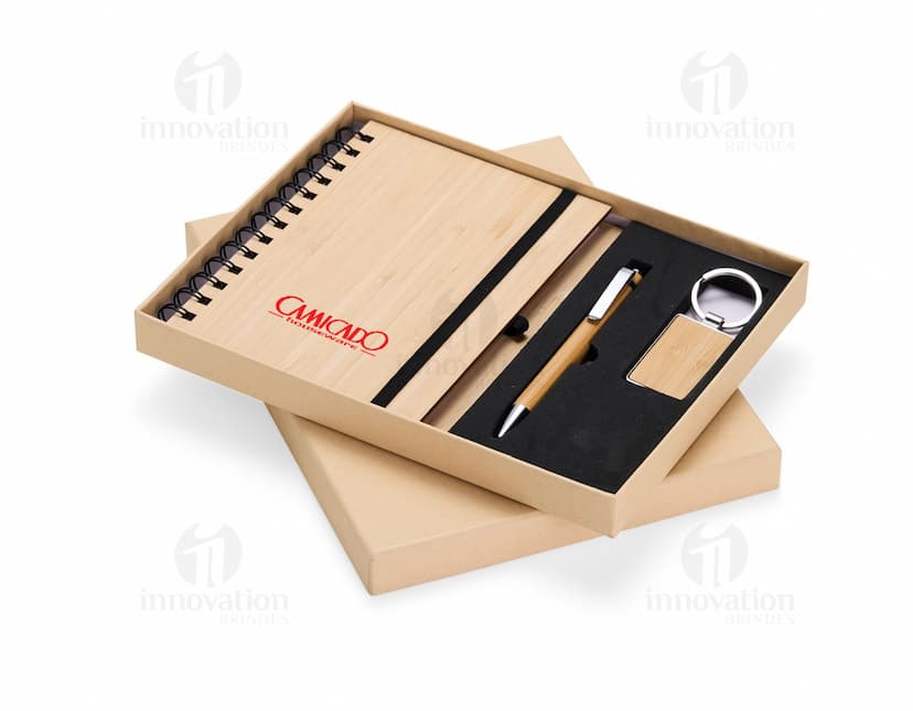 Kit Executivo Ecológico 3 Peças em tons de marrom e preto, composto por uma agenda, uma caneta e um porta-cartões.