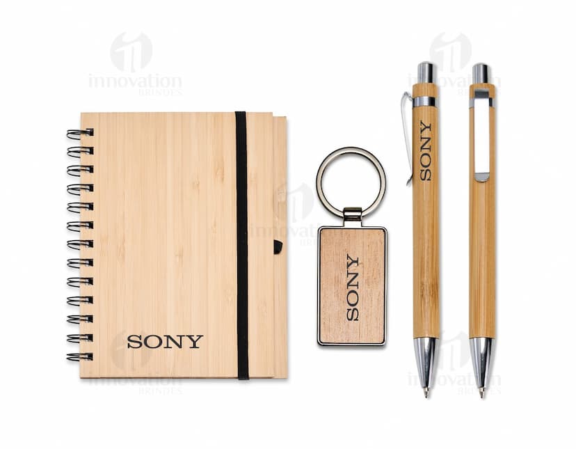 Kit Executivo Ecológico 3 Peças em tons de marrom e preto, composto por uma agenda, uma caneta e um porta-cartões.
