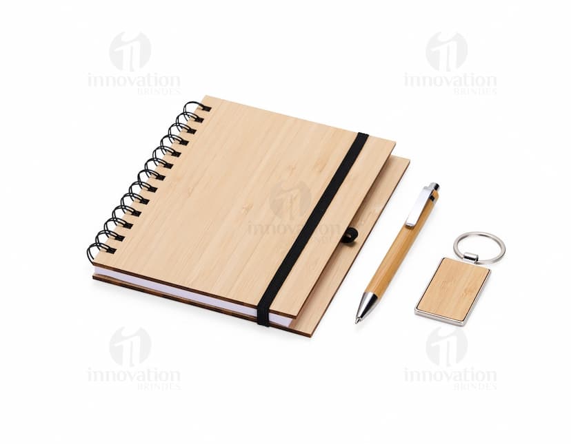 Kit Executivo Ecológico 3 Peças em tons de marrom e preto, composto por uma agenda, uma caneta e um porta-cartões.