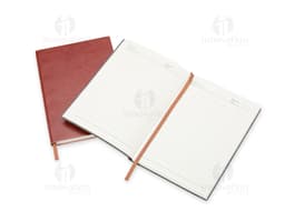 Caderneta em PU A5 na cor preta com fecho de elástico e detalhe em dourado. O produto está aberto e é possível ver as páginas