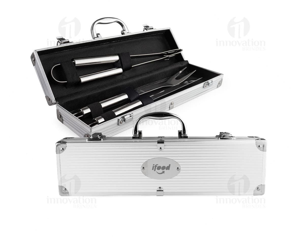 Kit Churrasco 3 Peças em aço inoxidável, contendo faca, garfo e pegador, sobre fundo branco.
