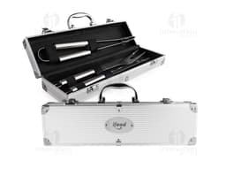 Kit Churrasco 3 Peças em aço inoxidável, contendo faca, garfo e pegador, sobre fundo branco.