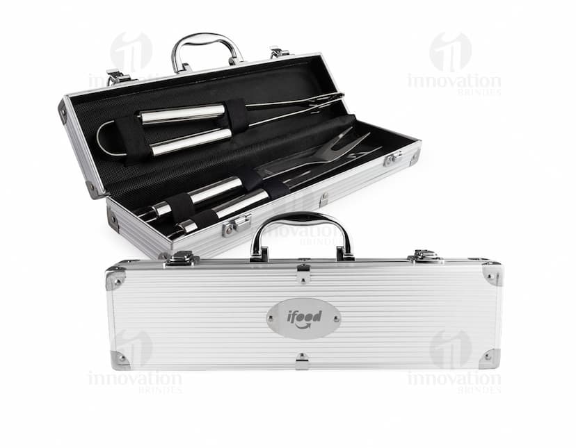 Kit Churrasco 3 Peças em aço inoxidável, contendo faca, garfo e pegador, sobre fundo branco.