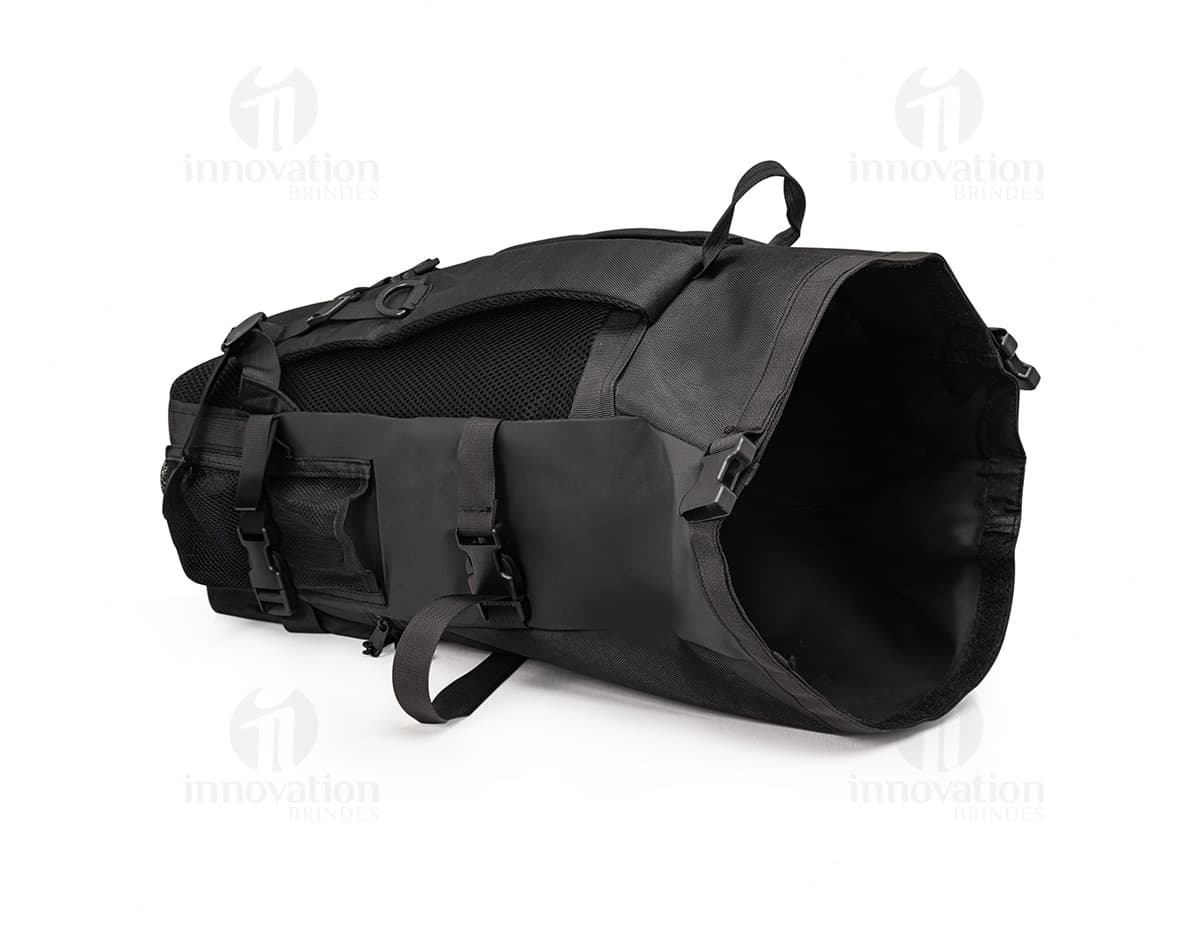 Mochila de Couro Sintético 34 Litros em cor neutra.