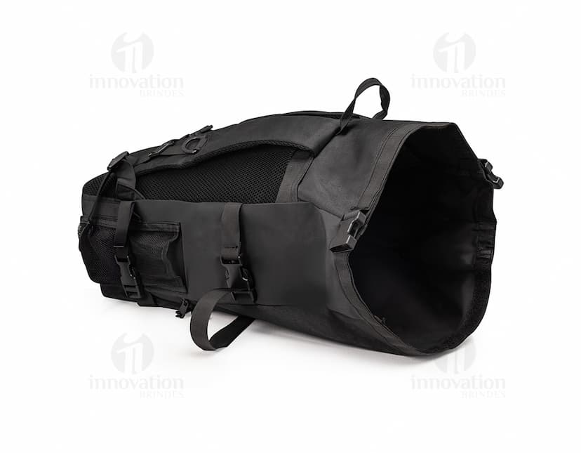 Mochila de Couro Sintético 34 Litros em cor neutra.