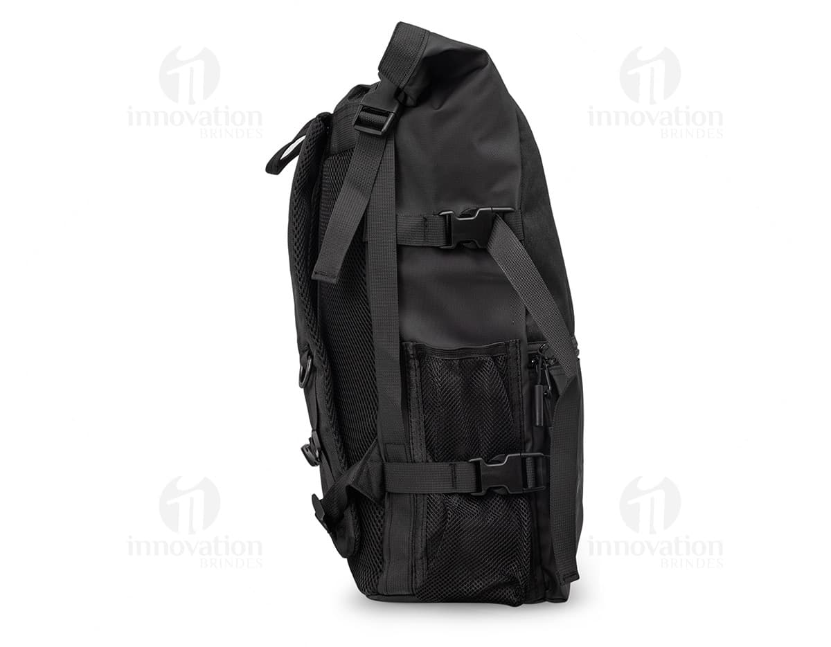 Mochila de Couro Sintético 34 Litros em cor neutra.