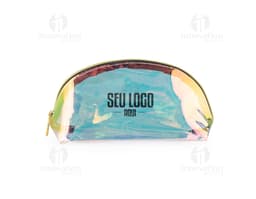 Neceser de plástico holográfico en formato rectangular, con cremallera plateada y asa de mano.