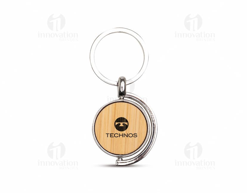 Chaveiro Metal Bambu em formato de canaleta com detalhes em relevo.