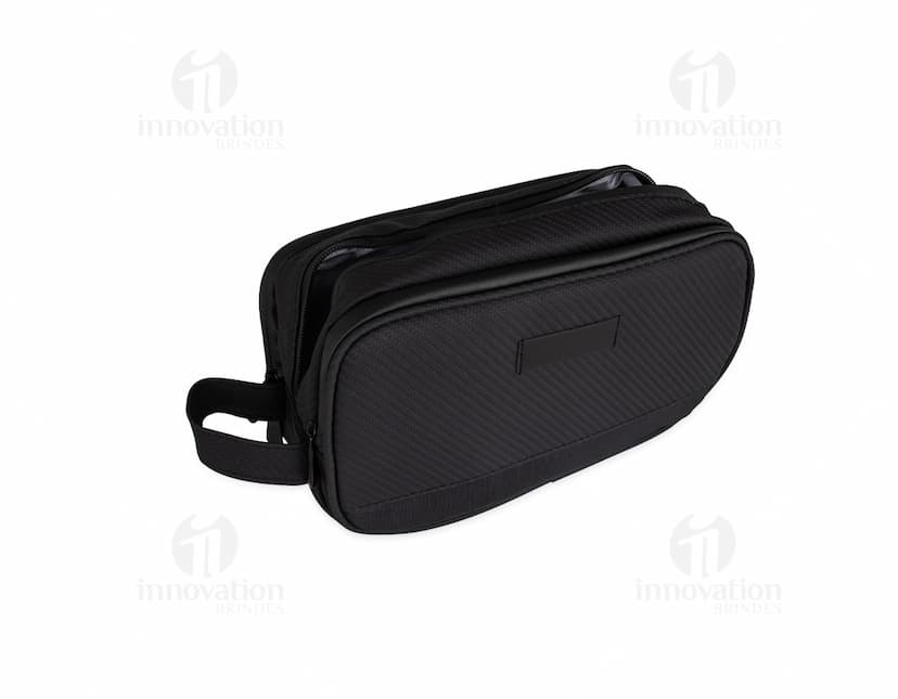 Nécessaire Poliéster preta com zíper e alça de mão.