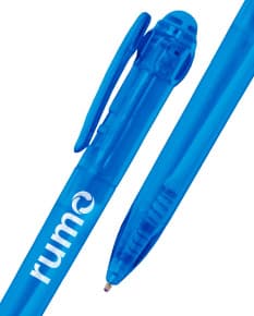 Caneta plástica azul com tampa e corpo transparente com detalhes em metal.
