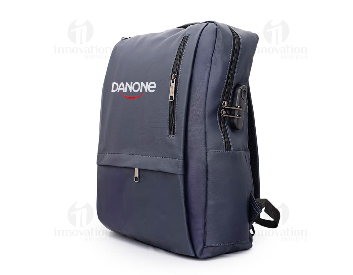 Mochila anti-furto em cor preta, com design elegante e diversos compartimentos.